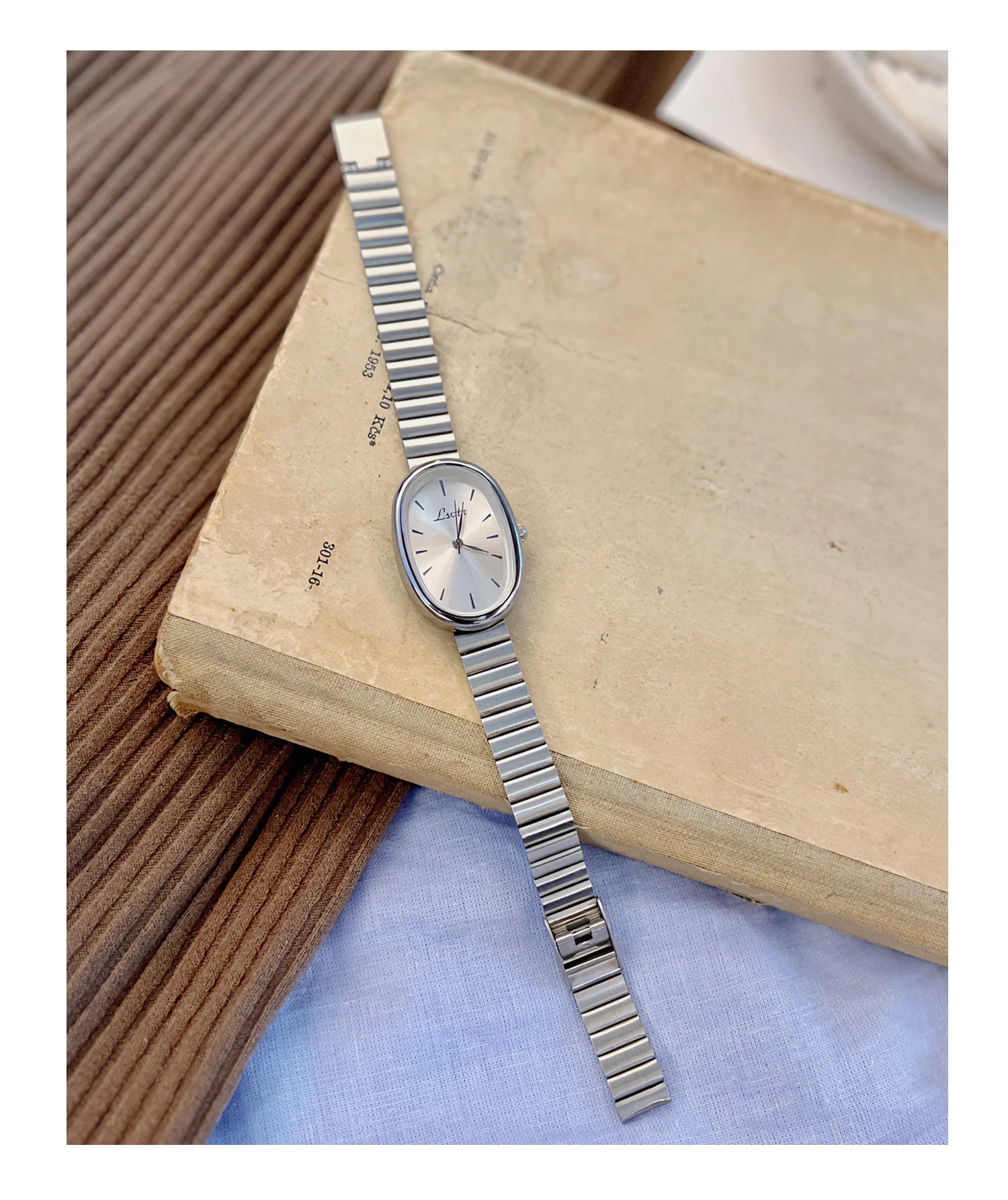 Fashionable Women's Watch With Gold Bracelet,